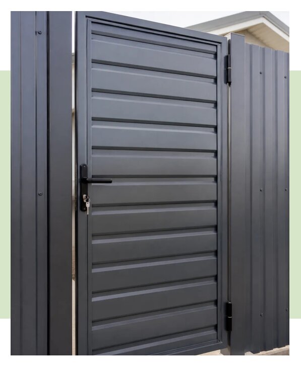 Установка металлической калитки с замком под ключ в Оренбурге